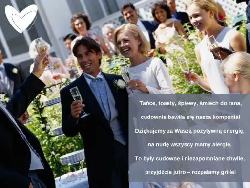 Uśmiechnięci goście weselni z kieliszkami szampana. Teksty na bramy weselne: "Na nudę wszyscy mamy alergię. Przyjdźcie jutro – rozpalamy grille!