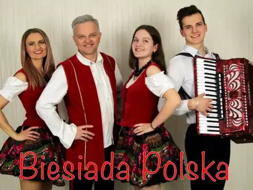 Zespół "Biesiada Polska" w strojach ludowych, gotowy do zabawy. Akordeonista i wokalistki zapraszają na piosenki biesiadne dla dorosłych.