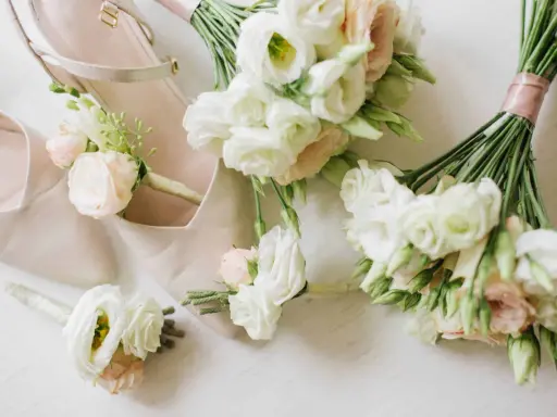 Delikatne bukieciki i buty ślubne. Czy trzeba mieć bukiet na ślub cywilny? Zobacz, jak pięknie wyglądają kwiaty przy eleganckich dodatkach.