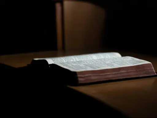 Otwarta Biblia na drewnianym stole, gotowa do modlitwy wiernych na ślub.