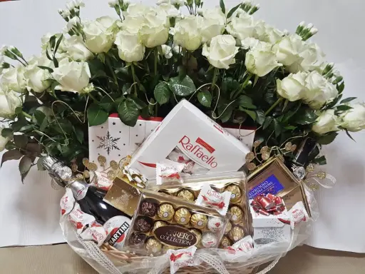 Kosz dla rodziców: białe róże, Martini, Raffaello, Ferrero Rocher i czekolada. Idealny pomysł na prezent!