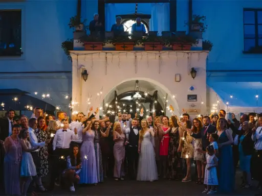 Wesele z zimnymi ogniami zamiast fajerwerków. Goście weselni trzymają w dłoniach zimne ognie, tworząc magiczną atmosferę.