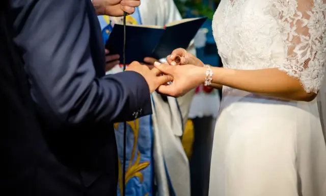 Ceremonia ślubna, podczas której narzeczona zakłada obrączkę. Pytanie: czy po rozwodzie cywilnym można wziąć ślub kościelny?