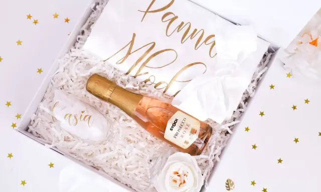 Idealny prezent od świadkowej dla panny młodej: kieliszek z imieniem, prosecco i koszulka z napisem "Panna Młoda".