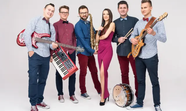 Zespół weselny gotowy do występu. Muzycy z gitarami, saksofonem, klawiszami, mikrofonem i perkusją. Idealni do odpowiedzi na pytania do zespołu weselnego.