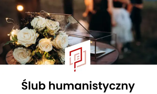 Białe róże z lampkami, szklana szkatułka i rozmyte sylwetki ludzi w tle. To piękny ślub humanistyczny.
