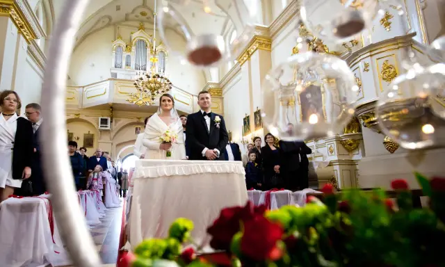 Para młoda w kościele, przygotowania do ślubu. Zastanawiamy się, ile pieśni na ślub będzie idealnie pasować do tej uroczystości.