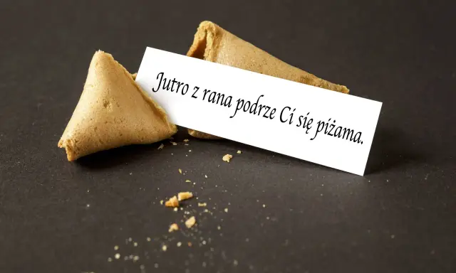 Złamane ciastko z wróżbą, na kartce śmieszne wróżby: "Jutro z rana podrze Ci się piżama.
