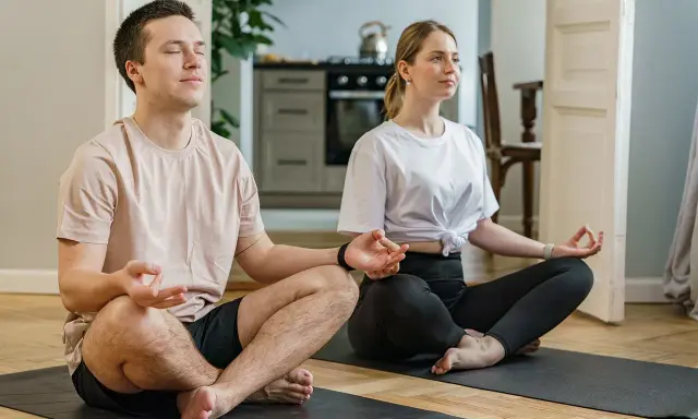 Para radzi sobie ze stresem przed ślubem, medytując razem.