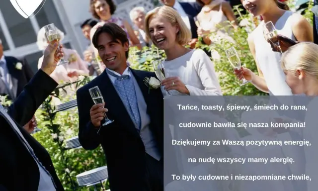 Uśmiechnięci goście weselni z kieliszkami szampana. Teksty na bramy weselne: "Na nudę wszyscy mamy alergię. Przyjdźcie jutro – rozpalamy grille!