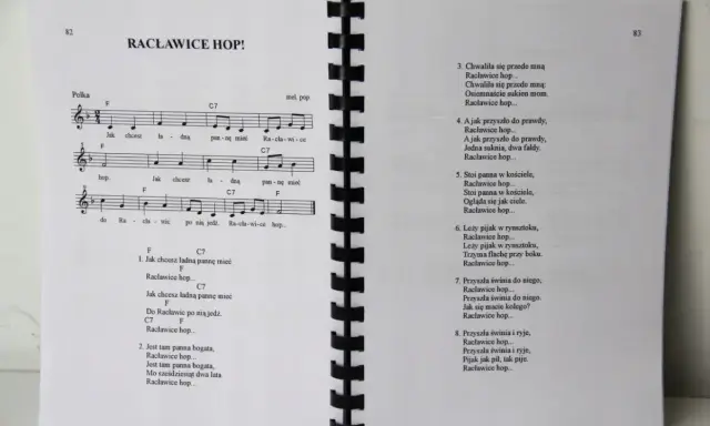 Strona z nutami i tekstami piosenek biesiadnych, w tym "Racławice hop!".