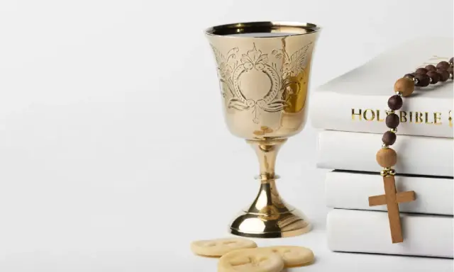 Złoty kielich, hostie, różaniec i Biblia. Symbolika sakramentów, od chrztu do ślubu, przygotowująca do życia w wierze.