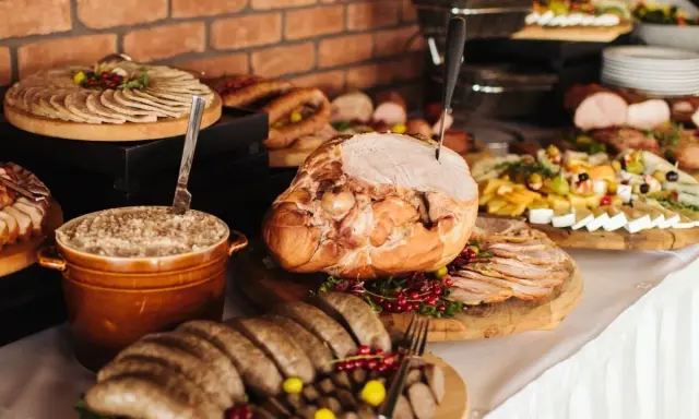Stół wiejski jak udekorować: obfitość wędlin, pasztet, pieczone mięsa, sery i owoce. Idealny na przyjęcie.
