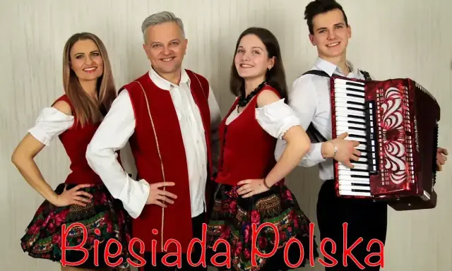 Zespół "Biesiada Polska" w strojach ludowych, gotowy do zabawy. Akordeonista i wokalistki zapraszają na piosenki biesiadne dla dorosłych.