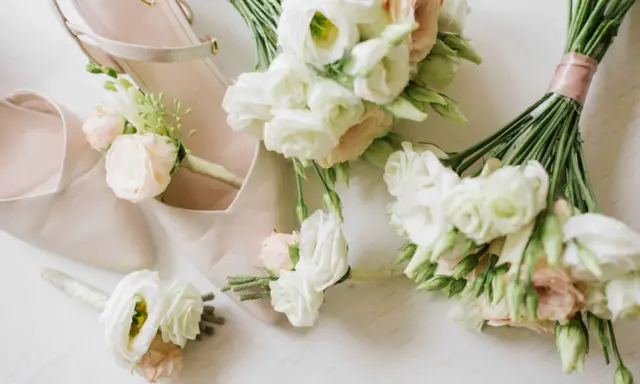 Delikatne bukieciki i buty ślubne. Czy trzeba mieć bukiet na ślub cywilny? Zobacz, jak pięknie wyglądają kwiaty przy eleganckich dodatkach.