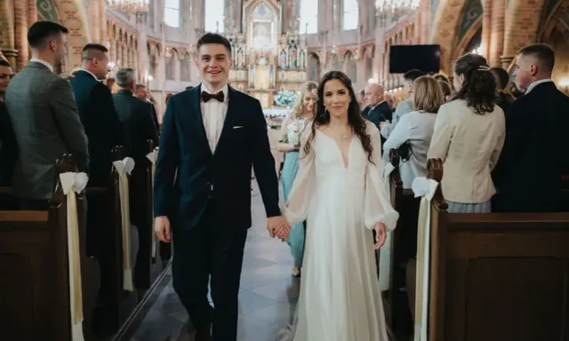 Para młoda idzie do ołtarza w kościele. To piękny ślub konkordatowy, pełen radości i miłości.