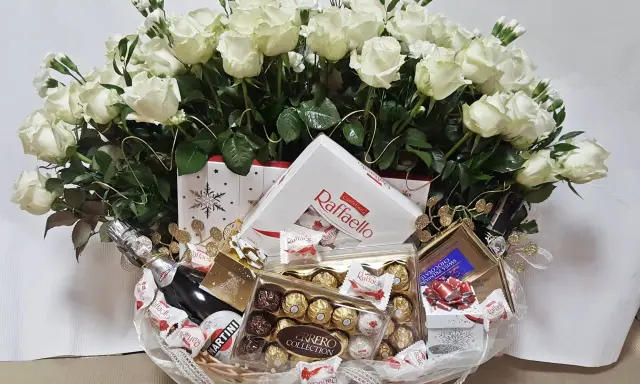 Kosz dla rodziców: białe róże, Martini, Raffaello, Ferrero Rocher i czekolada. Idealny pomysł na prezent!
