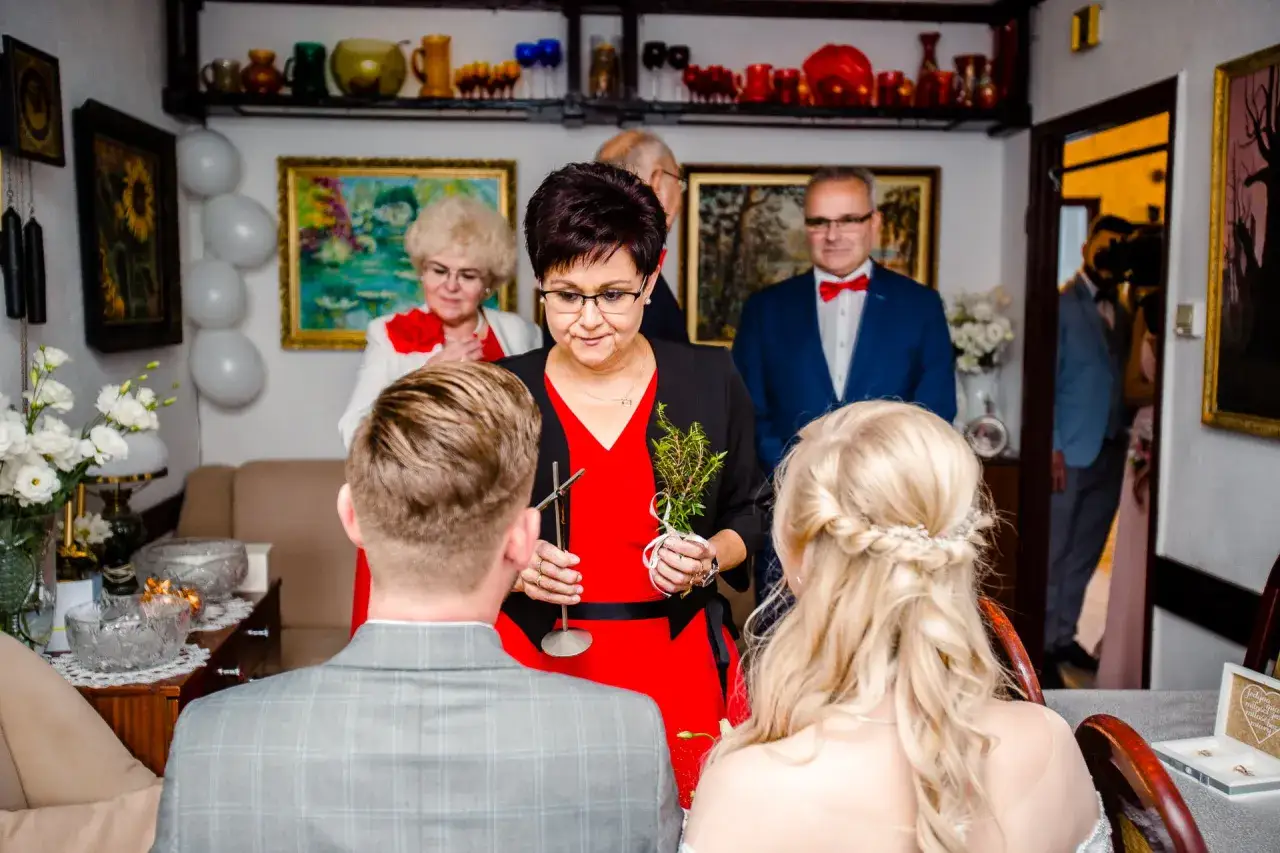 Trzy pokolenia ślub: babcia, mama i panna młoda. W tle pan młody i dziadek.
