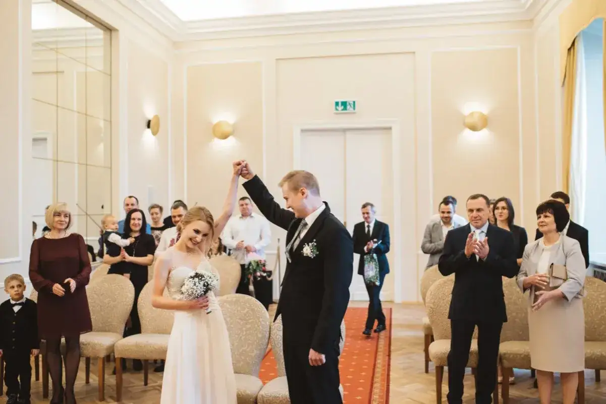 Para młoda świętuje po ślubie cywilnym. Warto wiedzieć, jak sprawdzić datę ślubu cywilnego, by mieć pamiątkę.