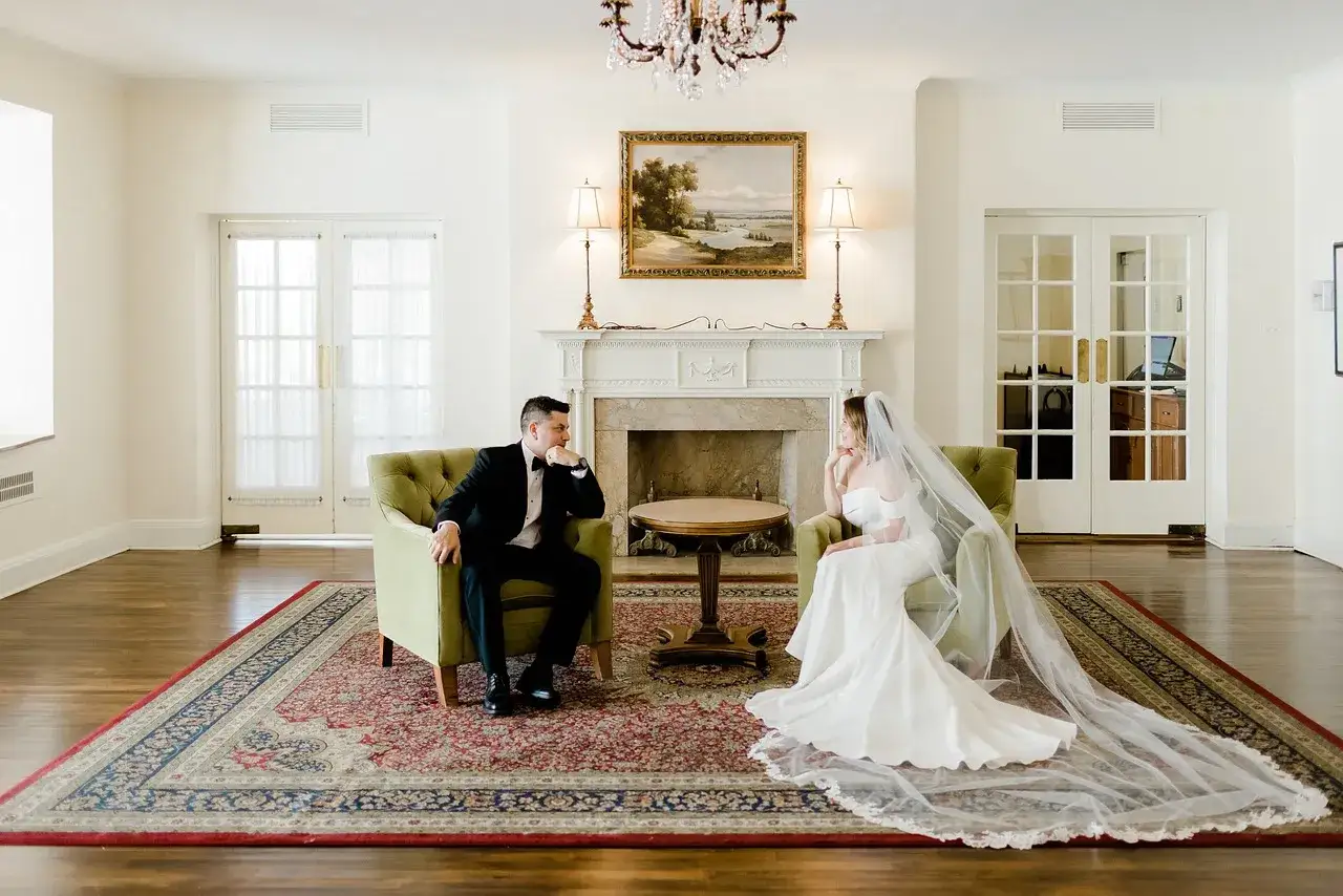 Para ślubna w eleganckim wnętrzu. Zastanawiają się, od ilu lat można wziąć ślub kościelny, planując wspólną przyszłość.