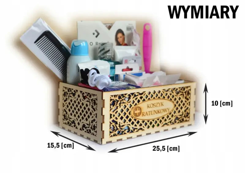 Drewniany koszyk ratunkowy dla mężczyzn, wypełniony kosmetykami i akcesoriami. Wymiary: 25,5 x 15,5 x 10 cm.